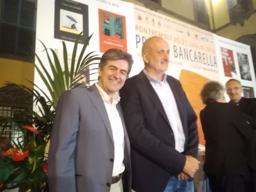 Due amici di Interlinea: l'ex libraio Roberto Lazzarelli, di famiglia pontremolese storica, e lo scrittore Marco Scardigli, sorridenti al termine del premio Bancarella 2019: uno vincitore della 'Gerla d'oro e l'altro secondo classificato.
